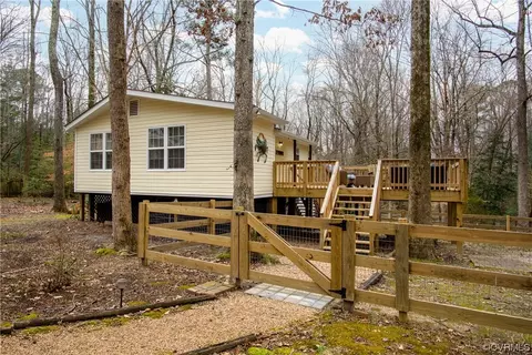330 Pineview Dr, Hartfield, VA 23071