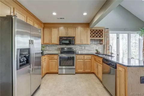 Kitchen - 14017 Copper Hill Rd, Midlothian, VA 23112 photo 4 of 7