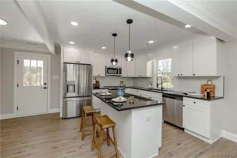 Kitchen - 8237 Robert Bruce Dr, North Chesterfield, VA 23235 photo 3 of 12