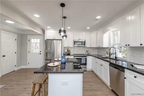 Kitchen - 8237 Robert Bruce Dr, North Chesterfield, VA 23235 photo 6 of 12