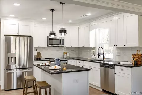 Kitchen - 8237 Robert Bruce Dr, North Chesterfield, VA 23235 photo 4 of 12
