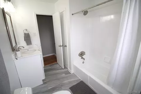 Bath - 6440 Commander Rd, Richmond, VA 23224 photo 2 of 3