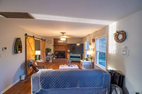 Living - 1319 Daniel Rd, Blackstone, VA 23824 photo 2 of 4