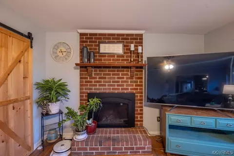 Living - 1319 Daniel Rd, Blackstone, VA 23824 photo 4 of 4
