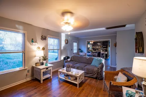 Living - 1319 Daniel Rd, Blackstone, VA 23824 photo 3 of 4
