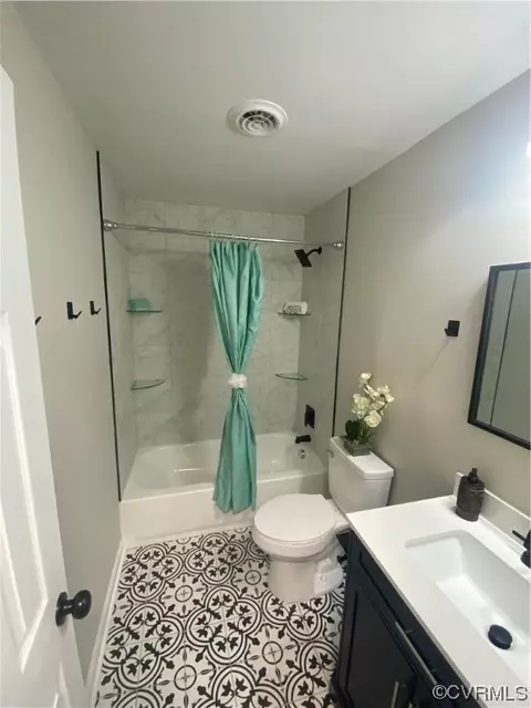 Bath - 225 Bartee Rd, Richmond, VA 23224 photo 2 of 5