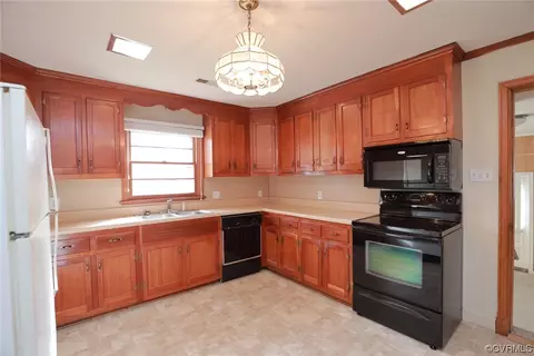 Kitchen - 321 County Line Rd, Midlothian, VA 23112 photo 2 of 3