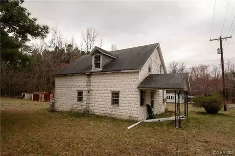 90 Mcarthur Dr, Blackstone, VA 23824