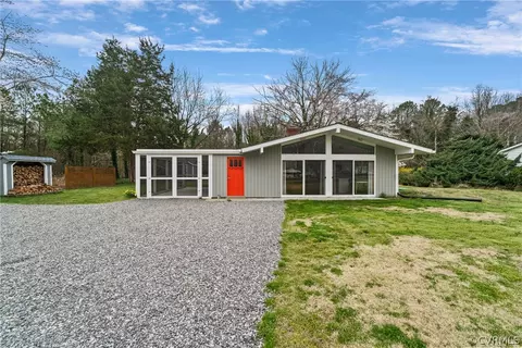 159 N Sioux Rd, Kilmarnock, VA 22482