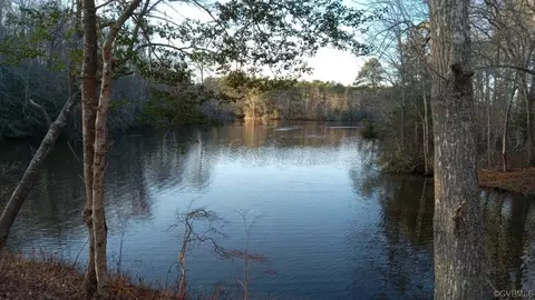 2406 N Waterside Dr, Lanexa, VA 23089