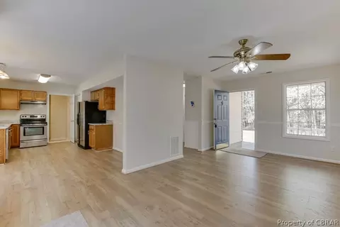 8295 Kitchener Dr, Gloucester, VA 23061 photo 9