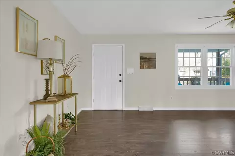 Living - 7108 Deer Thicket Dr, Midlothian, VA 23112 photo 2 of 10