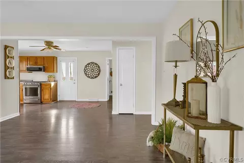 Living - 7108 Deer Thicket Dr, Midlothian, VA 23112 photo 5 of 10