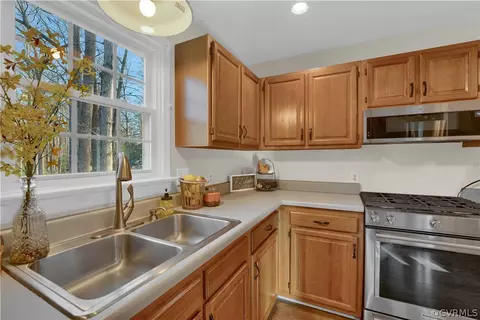 Kitchen - 7108 Deer Thicket Dr, Midlothian, VA 23112 photo 6 of 6