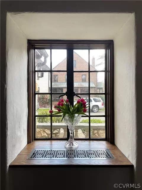 Entry Way - 4300 Stuart Ave, Richmond, VA 23221 photo 4 of 10
