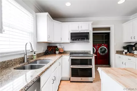 Kitchen - 3300 E Weyburn Rd, Richmond, VA 23235 photo 4 of 7