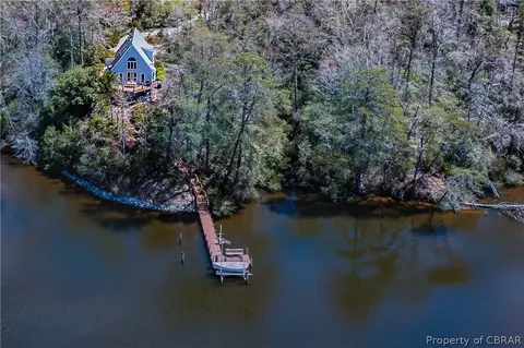 422 Quarters Cove Dr, Weems, VA 22576