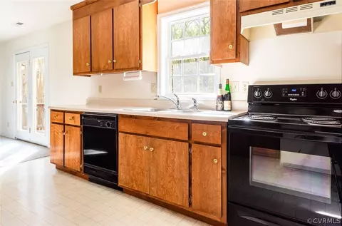 Kitchen - 11619 Clear Ridge Dr, Midlothian, VA 23112 photo 3 of 4