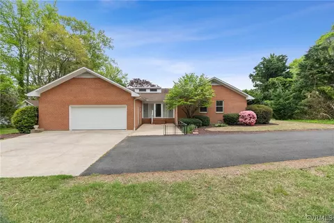 325 E Fairway Dr, Kilmarnock, VA 22482