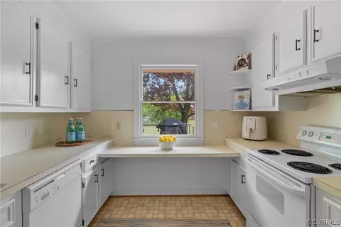 Kitchen - 325 E Fairway Dr, Kilmarnock, VA 22482 photo 1 of 3