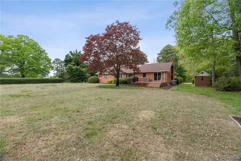 Exterior - 325 E Fairway Dr, Kilmarnock, VA 22482 photo 6 of 9