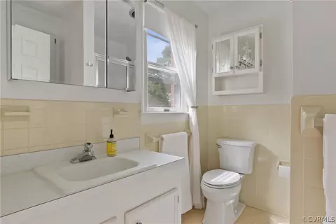 Bath - 325 E Fairway Dr, Kilmarnock, VA 22482 photo 1 of 2