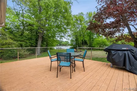 Exterior - 325 E Fairway Dr, Kilmarnock, VA 22482 photo 3 of 9