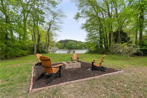Exterior - 325 E Fairway Dr, Kilmarnock, VA 22482 photo 5 of 9