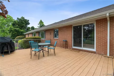 Exterior - 325 E Fairway Dr, Kilmarnock, VA 22482 photo 4 of 9