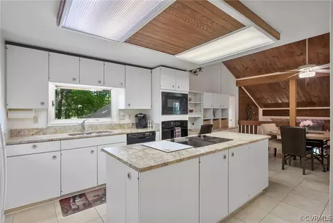Kitchen - 2149 Oakengate Ln, Midlothian, VA 23113 photo 2 of 2
