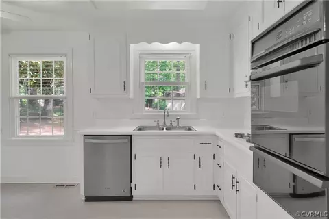 Kitchen - 11813 Heathmere Cres, Midlothian, VA 23113 photo 3 of 4