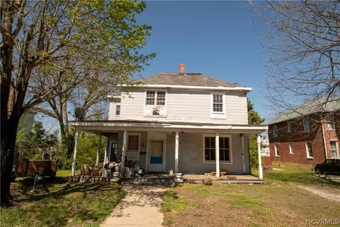 206 S High St, Blackstone, VA 23824