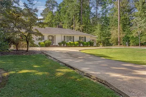 113 E Pinecrest Rd, Wakefield, VA 23888 photo 2