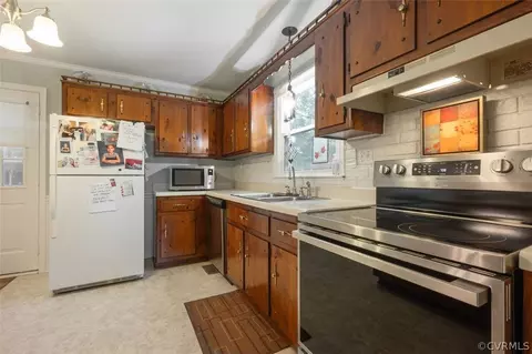 Kitchen - 2734 Sutherland Rd, Sutherland, VA 23885 photo 2 of 3