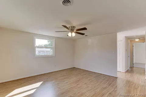 Living - 1902 Newton Rd, Hampton, VA 23663 photo 2 of 4