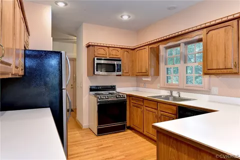 Kitchen - 107 Addingtons, Williamsburg, VA 23188 photo 4 of 5