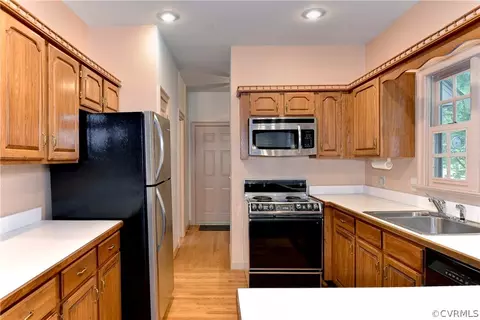 Kitchen - 107 Addingtons, Williamsburg, VA 23188 photo 3 of 5
