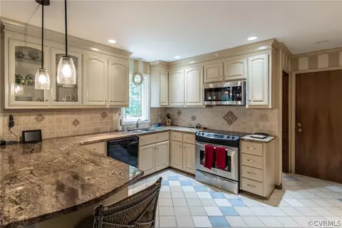 2240 Corner Rock Rd, Midlothian, VA 23113 photo 4