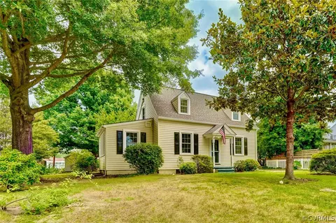 806 Essex St, Tappahannock, VA 22560