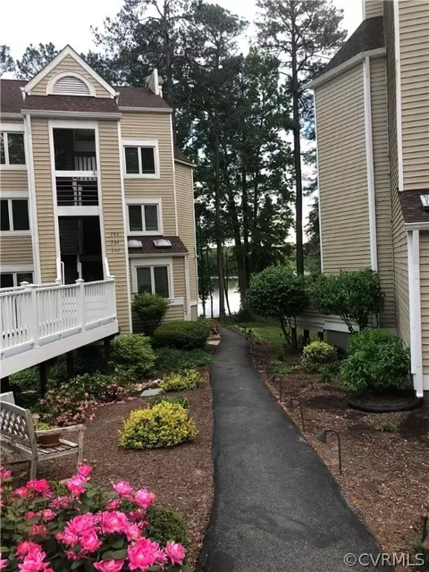 202 Water Pointe Ct, Midlothian, VA 23112