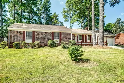 121 Essex Rd, Colonial Heights, VA 23834