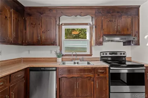 Kitchen - 4612 Edrie Dr, Sutherland, VA 23885 photo 4 of 4
