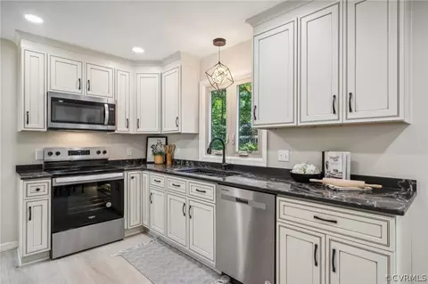 Kitchen - 13914 Barnes Spring Rd, Midlothian, VA 23112 photo 2 of 3