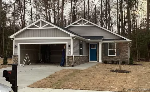 47 Pleasants Ln, Kilmarnock, VA 22482