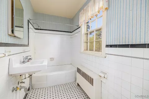 Bath - 225 E 6th Ave, Kenbridge, VA 23944 photo 2 of 2