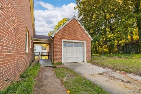 Exterior - 225 E 6th Ave, Kenbridge, VA 23944 photo 4 of 5