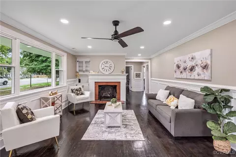 Living - 5748 Warwick Rd, Richmond, VA 23224 photo 2 of 4