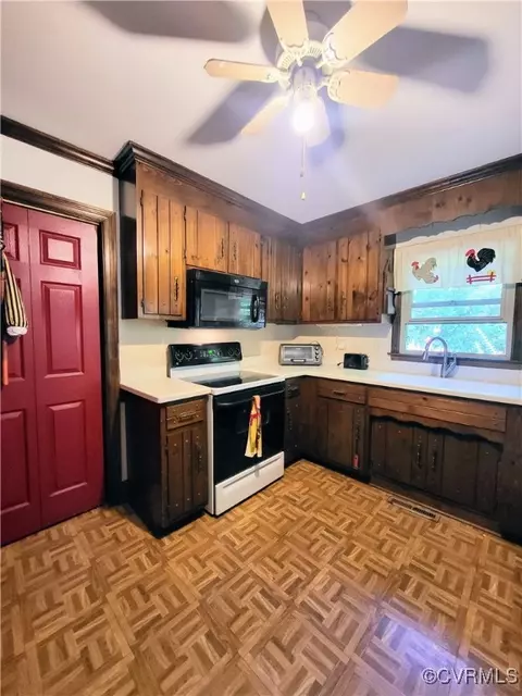 Kitchen - 11231 Eagle Point Rd, Chester, VA 23831 photo 2 of 5