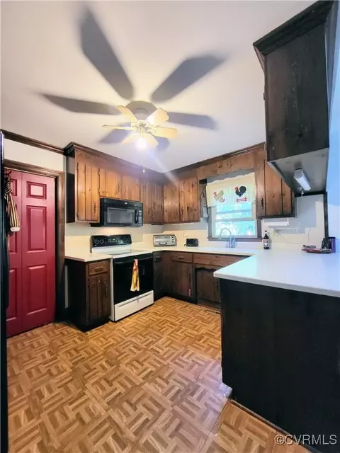 Kitchen - 11231 Eagle Point Rd, Chester, VA 23831 photo 3 of 5