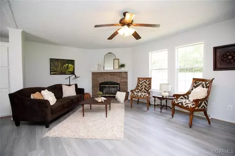 Living - 2800 Springfield Rd, Meherrin, VA 23954 photo 4 of 6